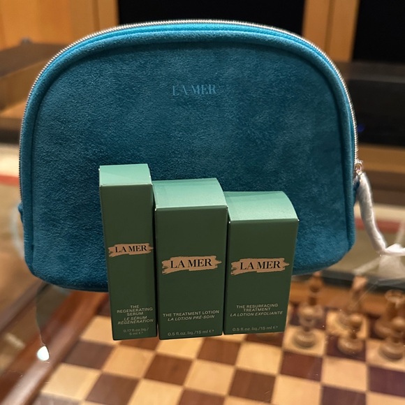 La Mer Skincare Set with Green Packaging and Blue Bag